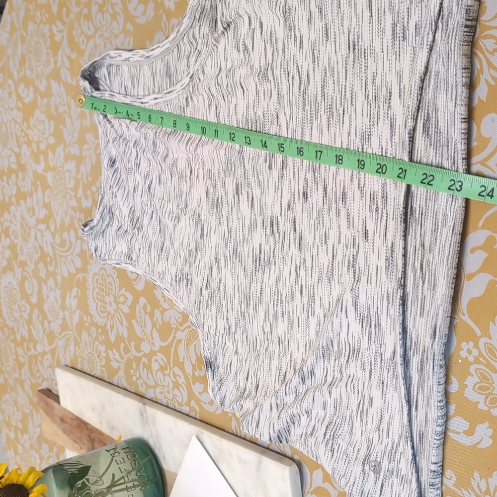Lululemon Workout Top - Picture 5 of 5